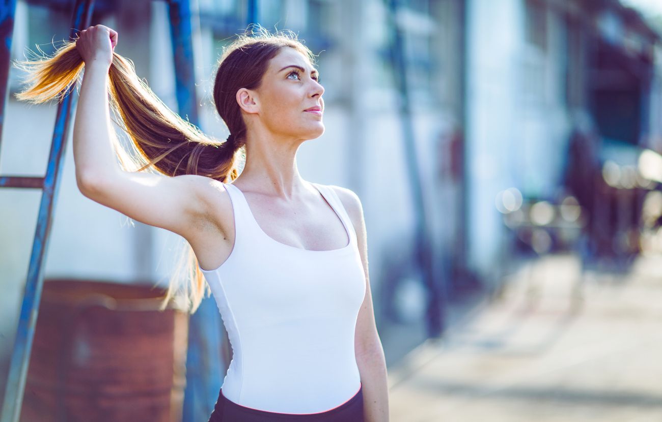 Secondo la psicologia, i capelli legati trasmettono un messaggio di autorità e sicurezza.