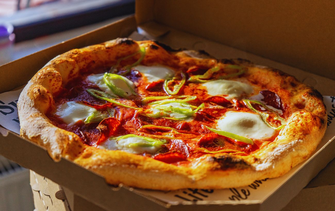 Un uomo ha vinto l'equivalente di 26 milioni di euro alla Lotteria ed ha salutato i suoi colleghi offrendo loro una pizza.