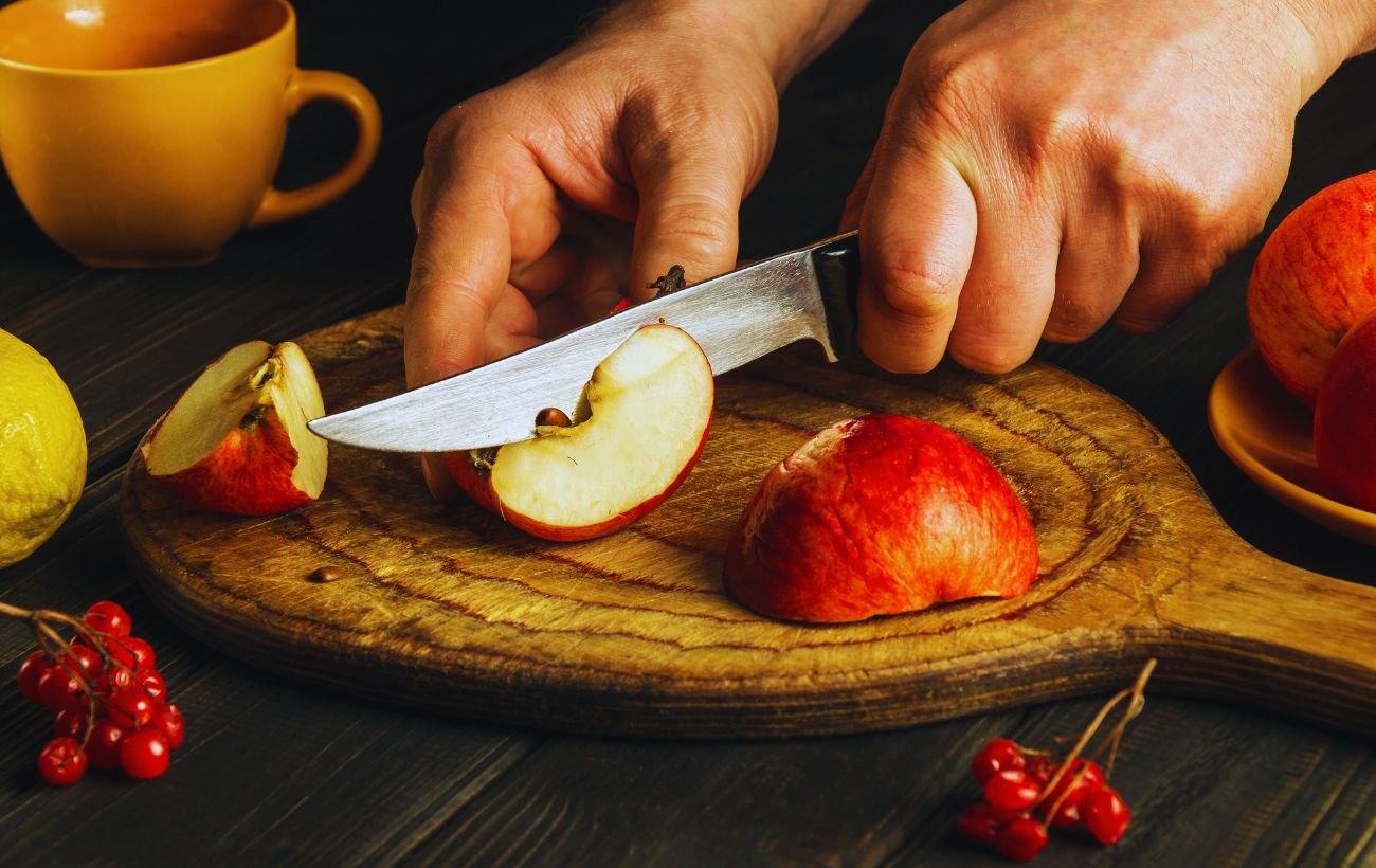 In estrema sintesi, ingerire uno o due semi di mela non è pericoloso. Il discorso cambia se arriviamo a ingerire i semi di circa 20 mele.