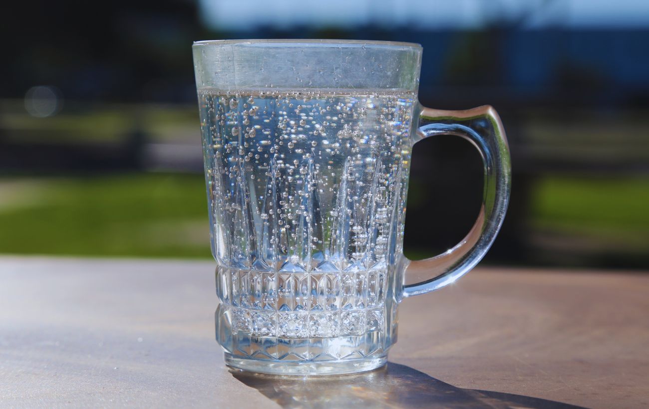 Bere solo acqua frizzante per una settimana non è pericoloso, ma potrebbe avere degli effetti negativi