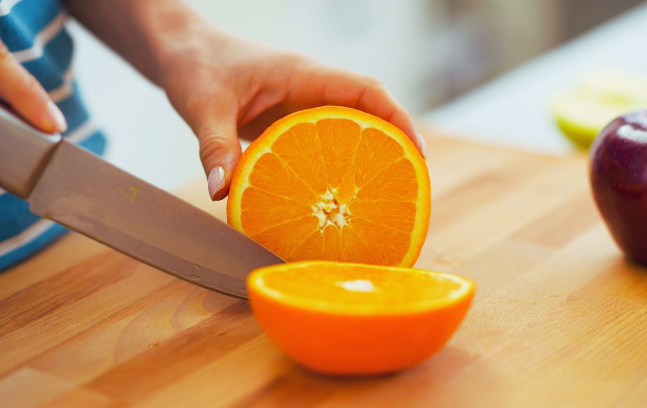 Se ve lo steste chiedendo, la risposta è sì: molto meglio mangiare un'arancia intera che bere un bicchiere di spremuta.