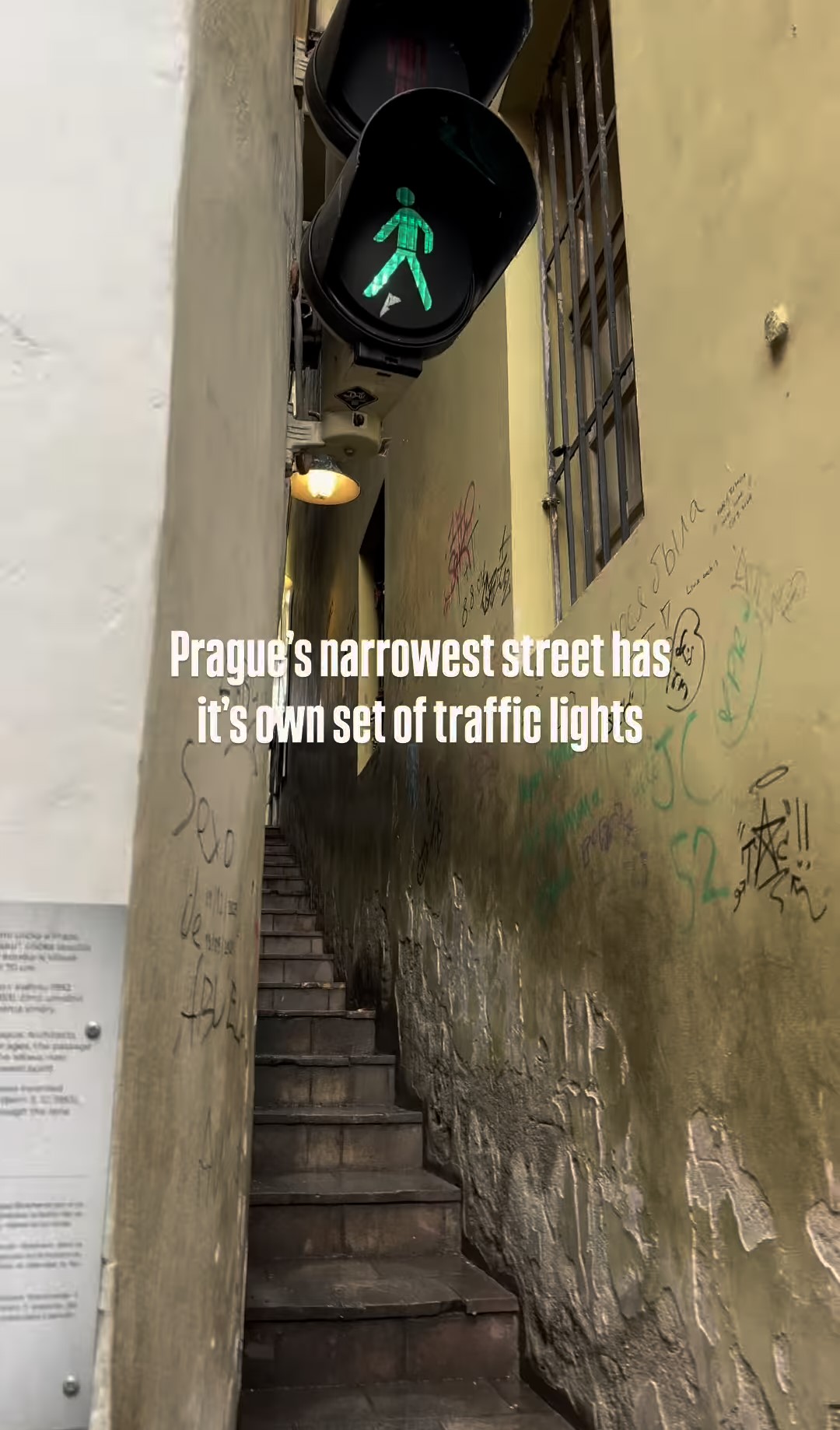 La strada più stretta di Praga vanta perfino un semaforo.