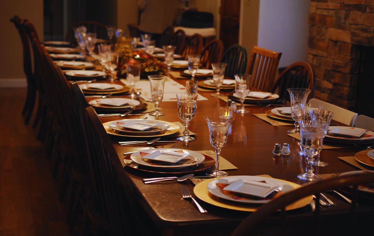 Sedersi sempre allo stesso posto a tavola ha un significato preciso