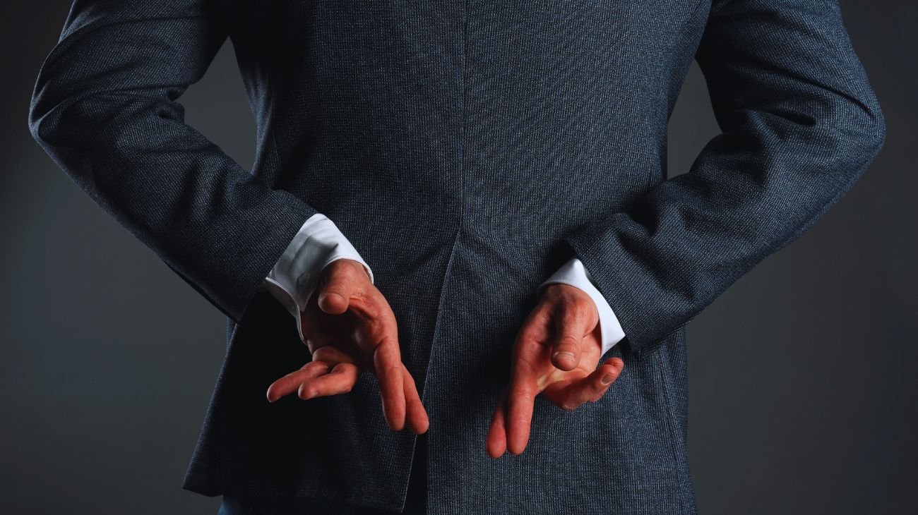 I traditori usano certe frasi per scaricare la colpa sugli altri, anziché assumersela.