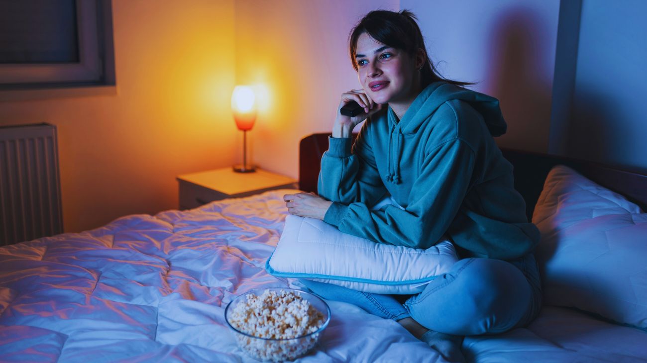 Molte persone hanno bisogno della tv accesa per dormire.