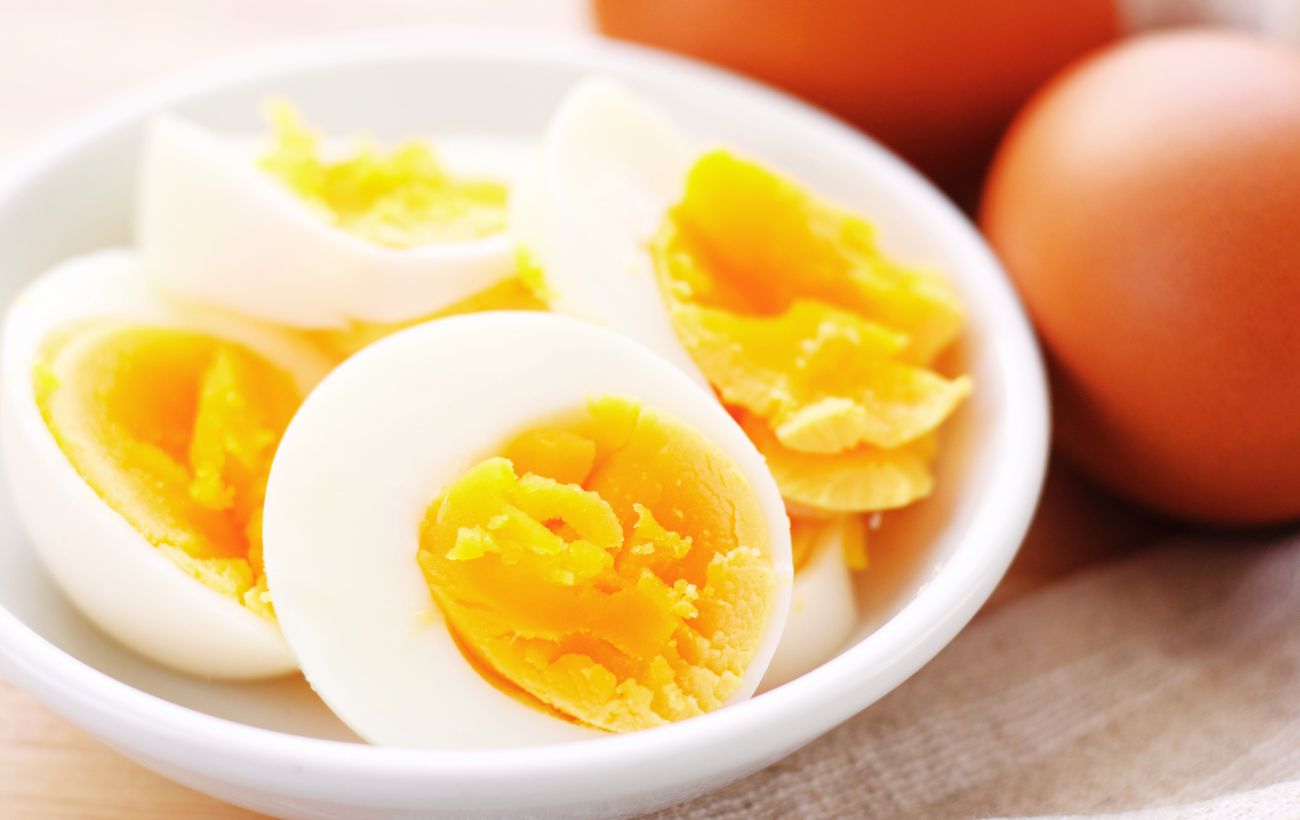 Mangiare uova soda a colazione allunga la vita, secondo diverse ricerche scientifiche.