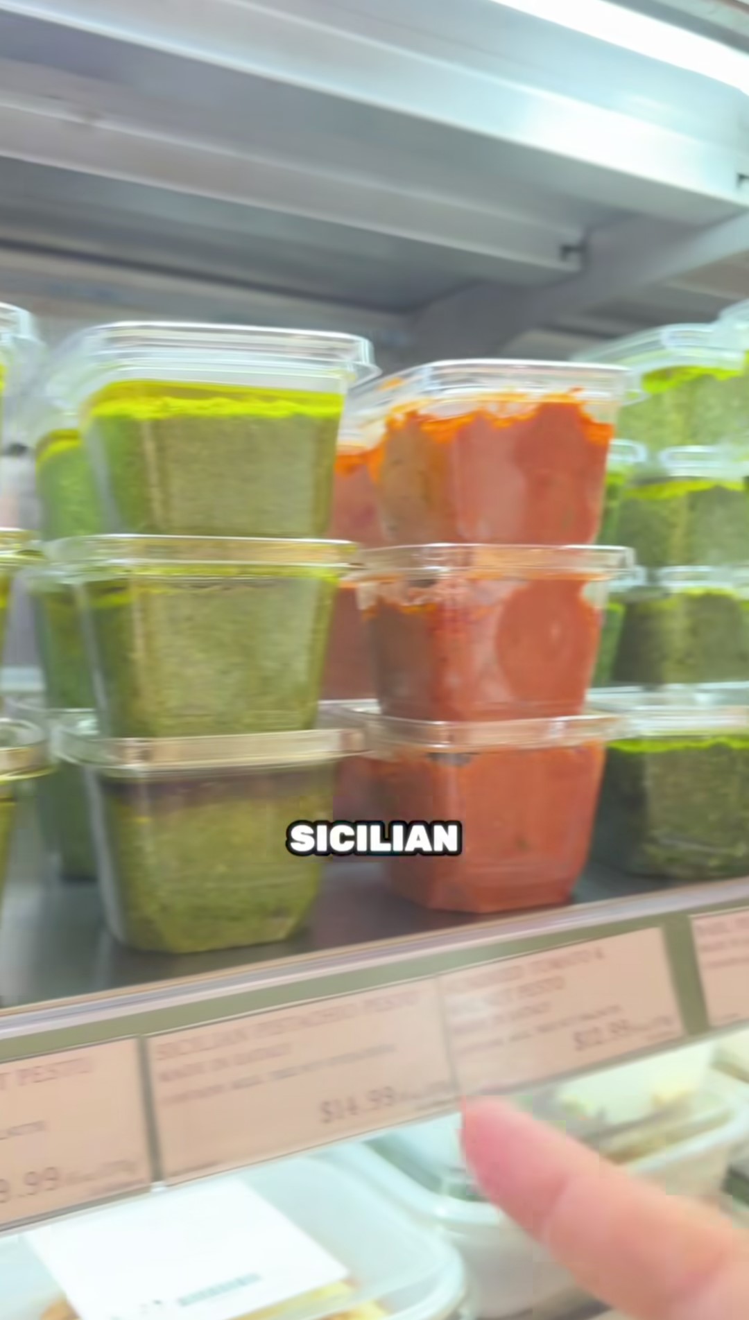 Vasetti di pesto e altri condimenti per pasta in un noto supermercato italiano di New York.