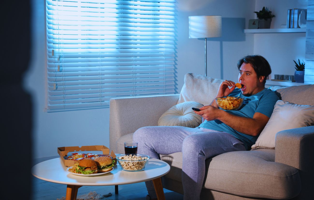 Una delle abitudini più deleterie è quella di mangiare snack guardando tv.