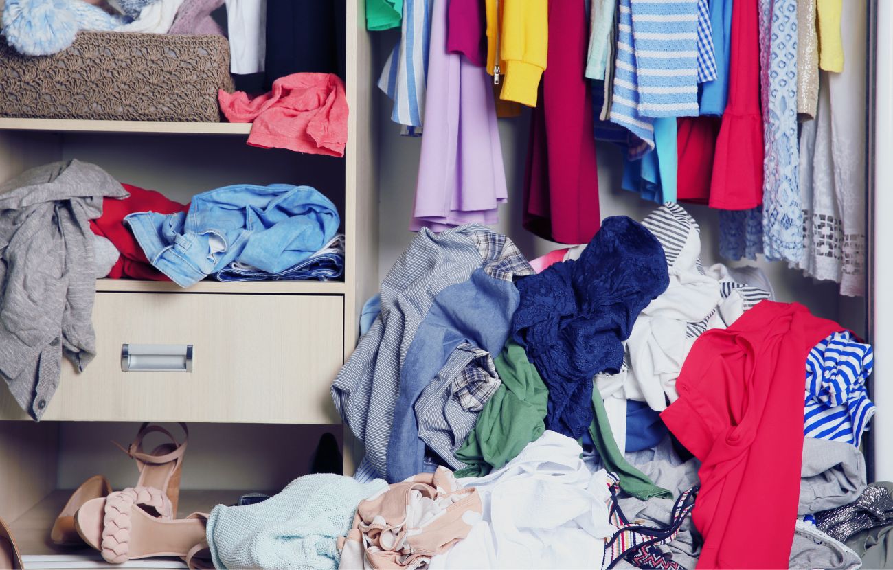 Vedere l'armadio disordinato al mattino ci fa iniziare la giornata nel modo sbagliato.