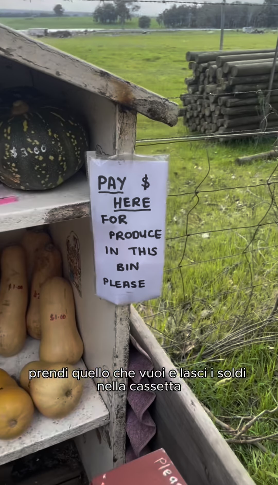 Siamo nell'Australia remota: sul cartello c'è scritto che bisogna pagare