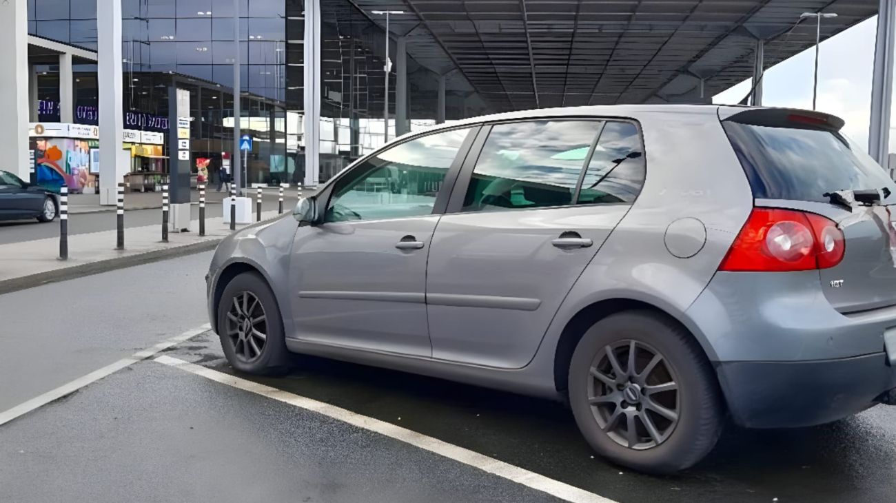 Questa è la Golf ferma da oltre un anno in uno degli aeroporti di Berlino.
