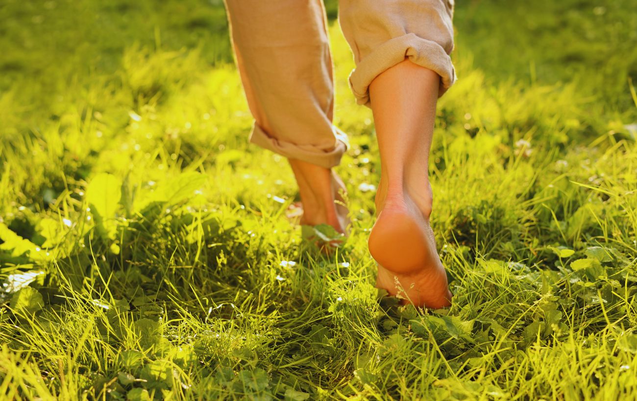 Sempre più persone scelgono di camminare scalze, soprattutto in zone incontaminate. Non è pseudoscienza: farlo aiuta davvero a sentirsi meglio e più "connessi".
