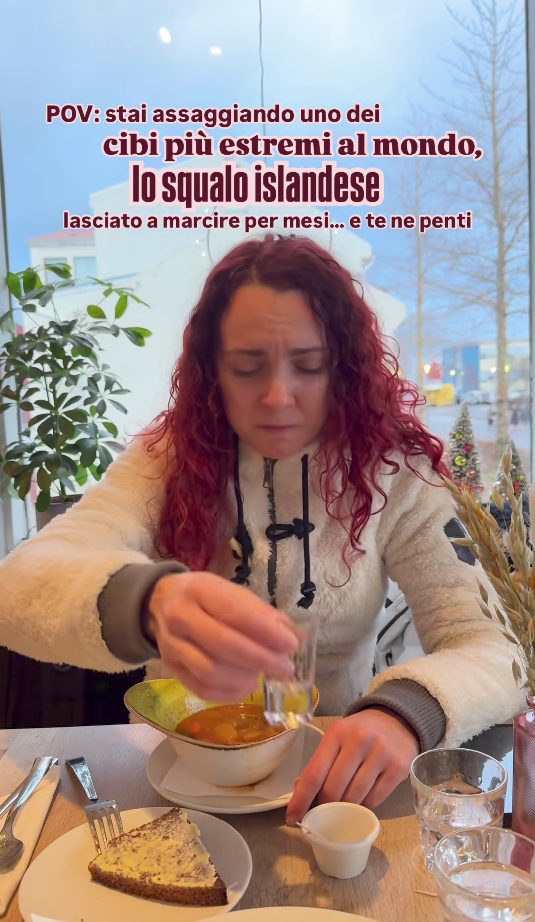L'espressione facciale di Sara dopo aver ingurgitato carne di squalo e vodka non lascia spazio a dubbi: il piatto non è di suo gradimento.