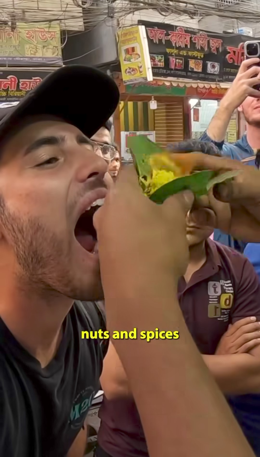 Nella top 3 dei cibi da strada peggiori provati dal 24enne c'è la foglia infuocata