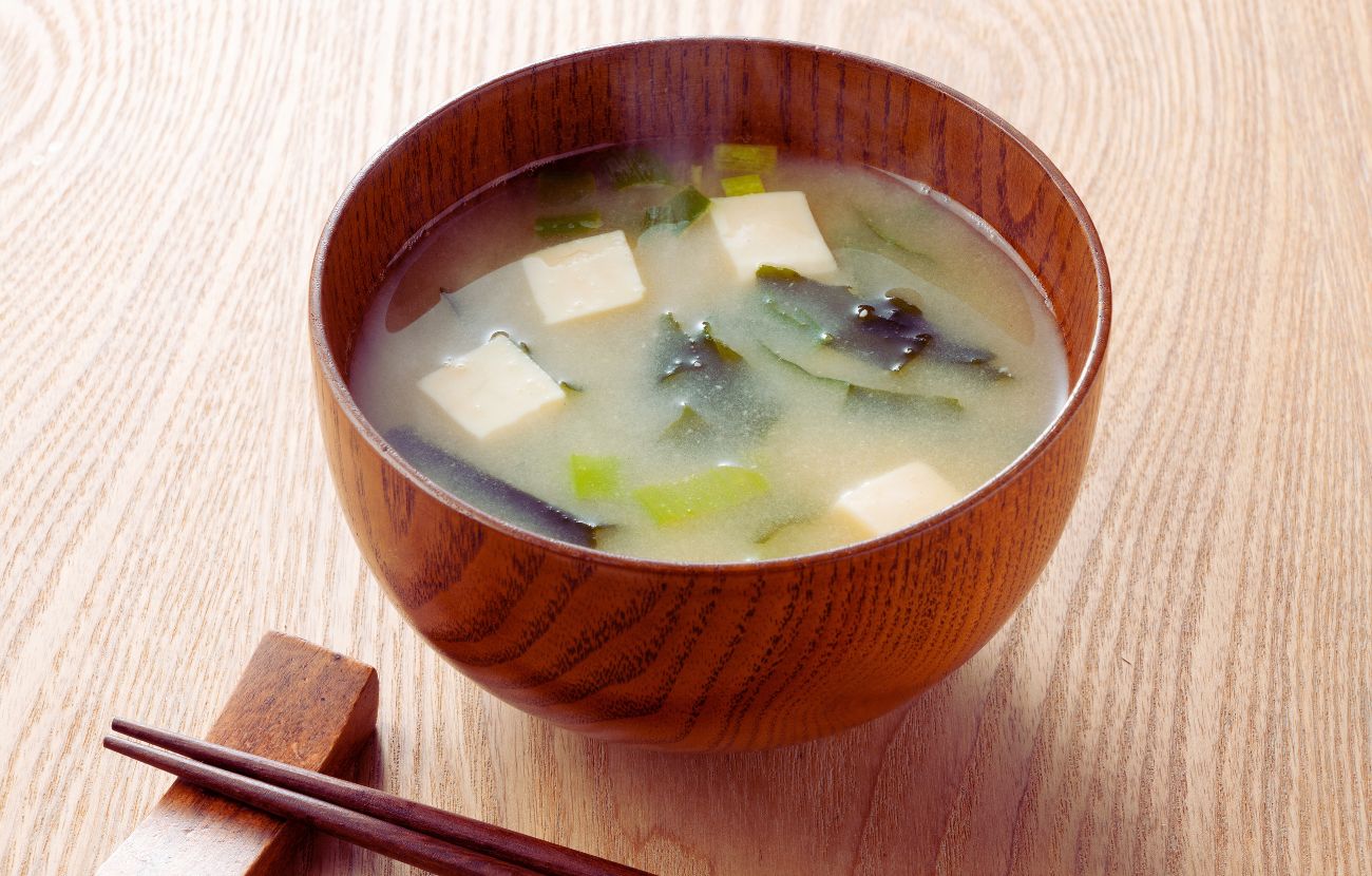 Uno degli alimenti base della colazione giapponese è la zuppa miso, a base di tofu e alghe.