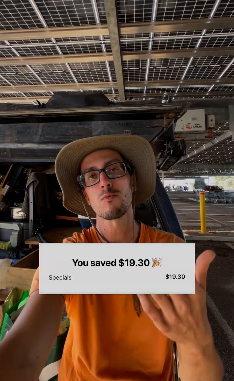 Il nostro connazionale che vive in Australia ha una tessera fedeltà che, mediamente, gli fa risparmiare 20 dollari (poco meno di 12€) al mese.