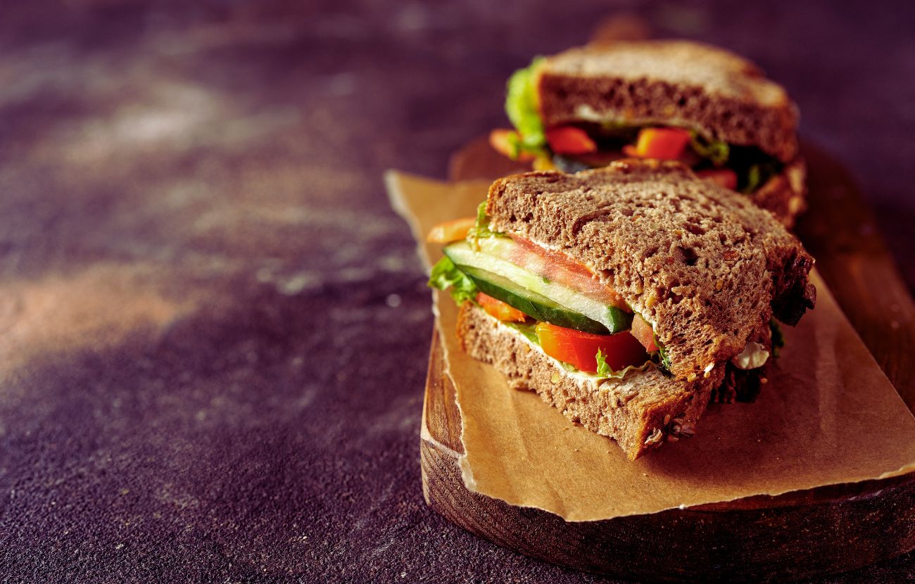 Mangiare vegano aiuta a ridurre il consumo di cibi ultraprocessati, preferendo opzioni del tutto naturali come le verdure.