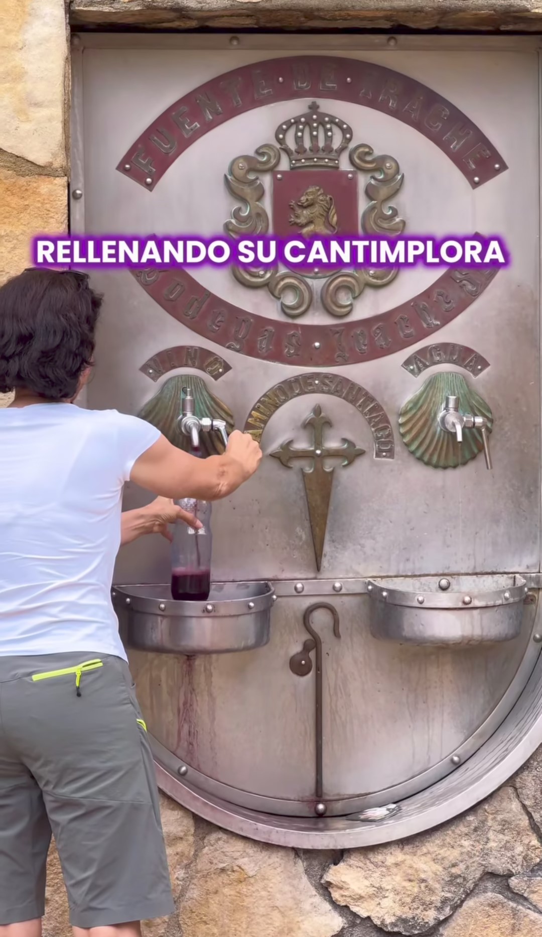 In un pueblo della Navarra c'è questa fontana che ogni giorno fornisce 100 litri di vino gratis ai pellegrini