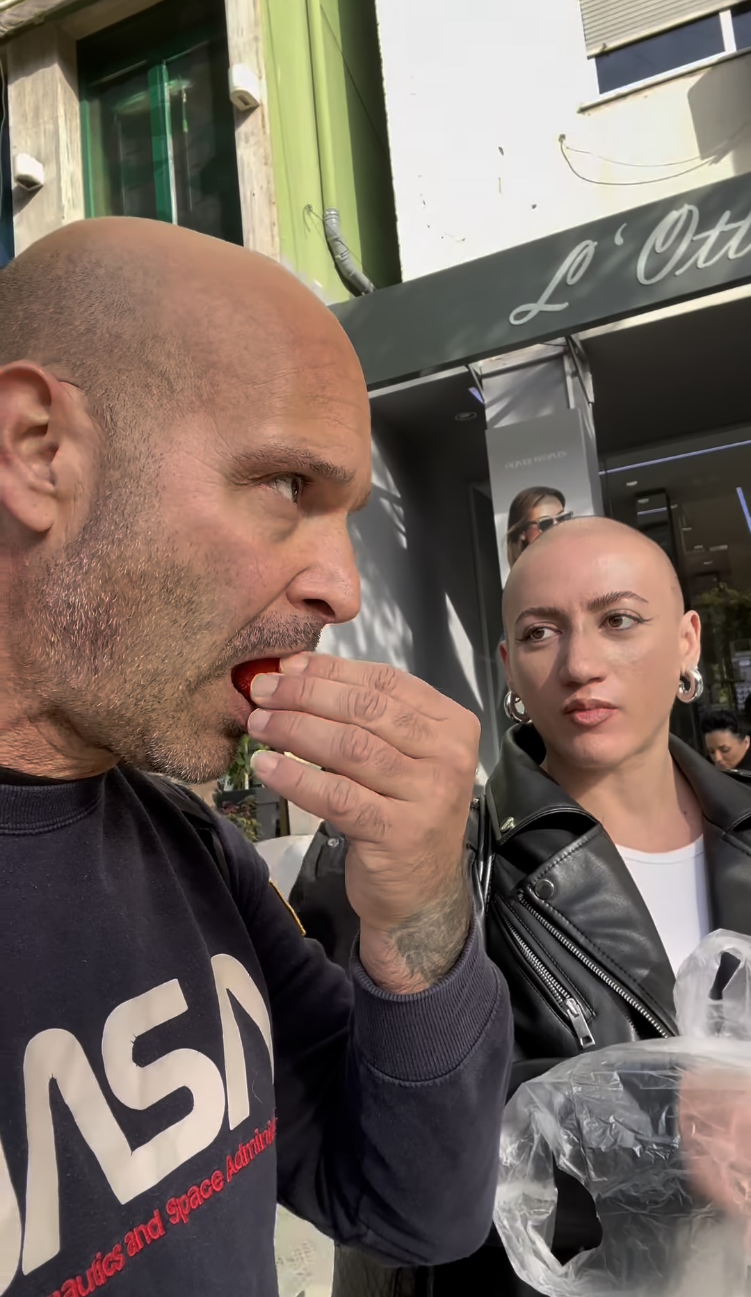 Emiliano mentre mangia il frutto misterioso acquistato da una venditrice ambulante a Tirana.