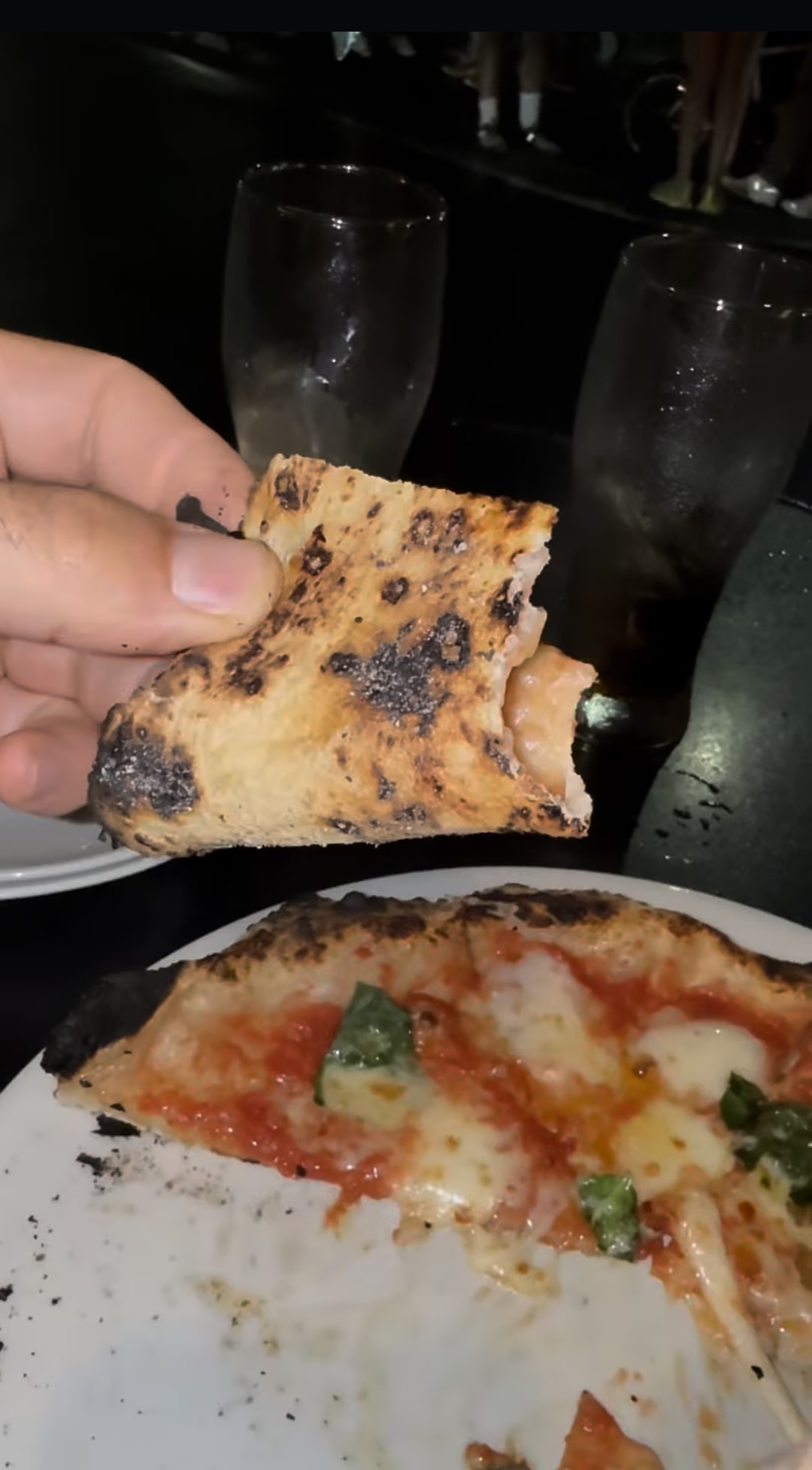 L'aggiunta strana che fanno i pizzaioli giapponesi è il sale nella parte inferiore dell'impasto