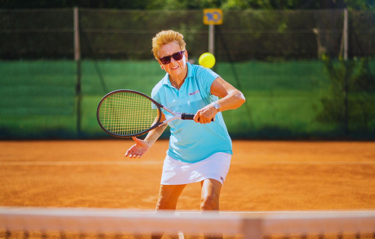 Il tennis (tra coetanei) è uno sport adatto anche a chi ha 70 anni, perché non richiede enormi sforzi fisici.