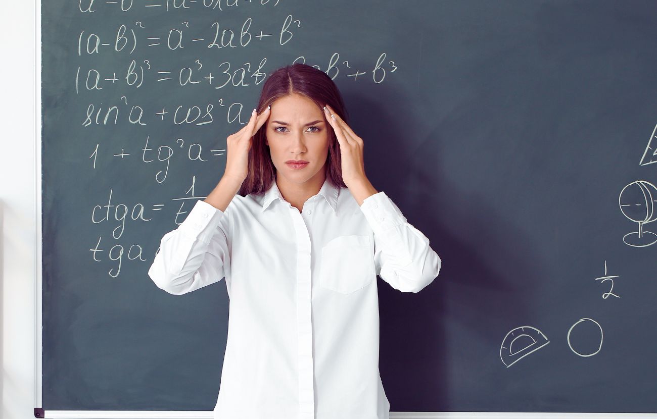 Un'insegnante 20enne vorrebbe lasciare il lavoro perché stanca di essere considerata solo "la prof attraente" dai suoi alunni (e non solo).