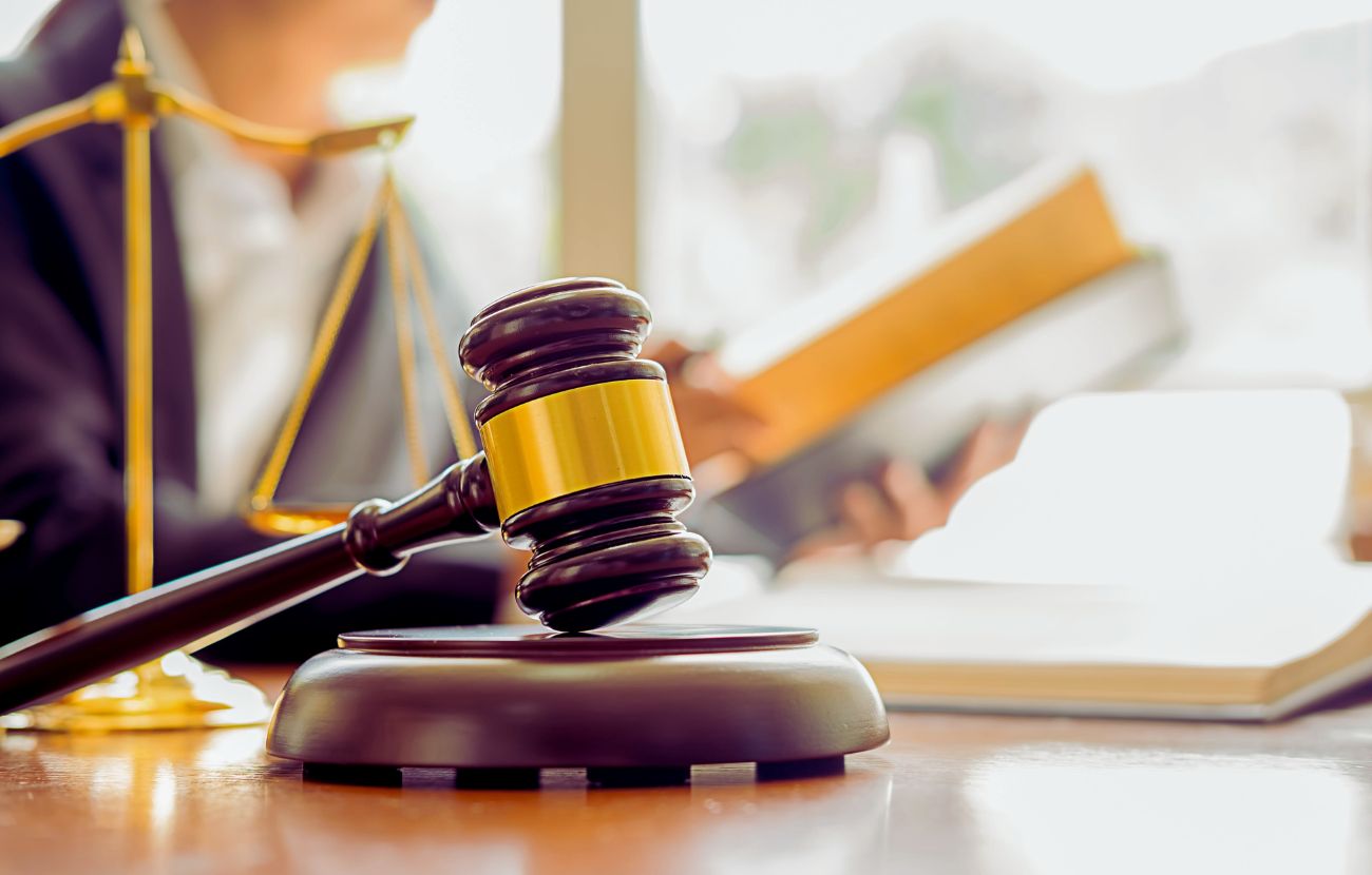 La 20enne licenziata per aver indossato scarpe da ginnastica ha ottenuto un sostanzioso risarcimento grazie al Giudice del Lavoro del Regno Unito.