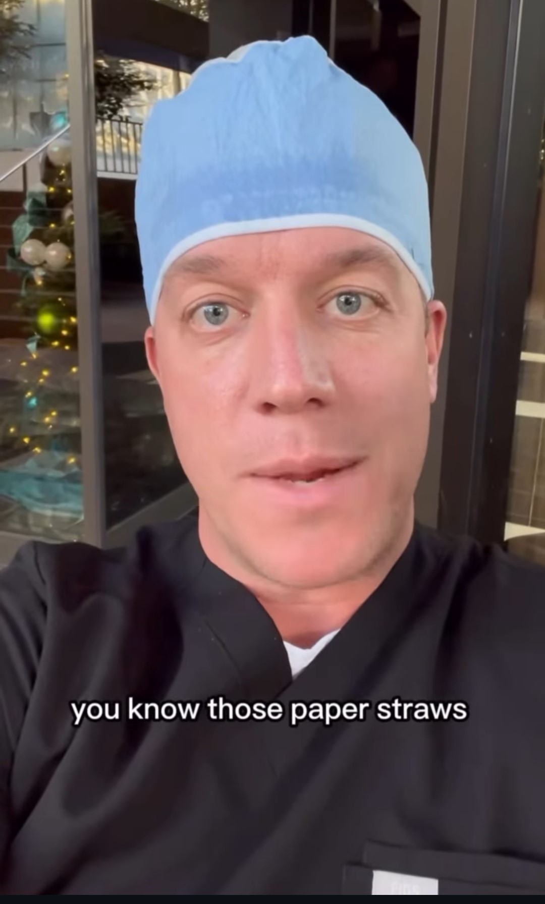 Un medico statunintense ha fatto sapere che le cannucce di carta sono piene di microplastiche, per colpa della colla che le mantiene intatte.