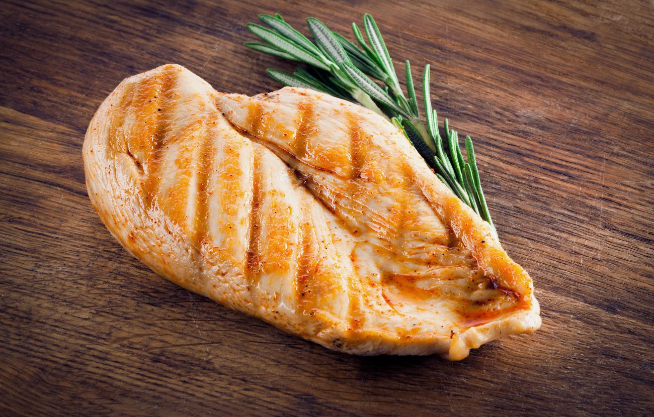 Se avanza del petto di pollo e si ha voglia di mangiarlo il giorno seguente, è preferibile cuocerlo in padella anziché in microonde.