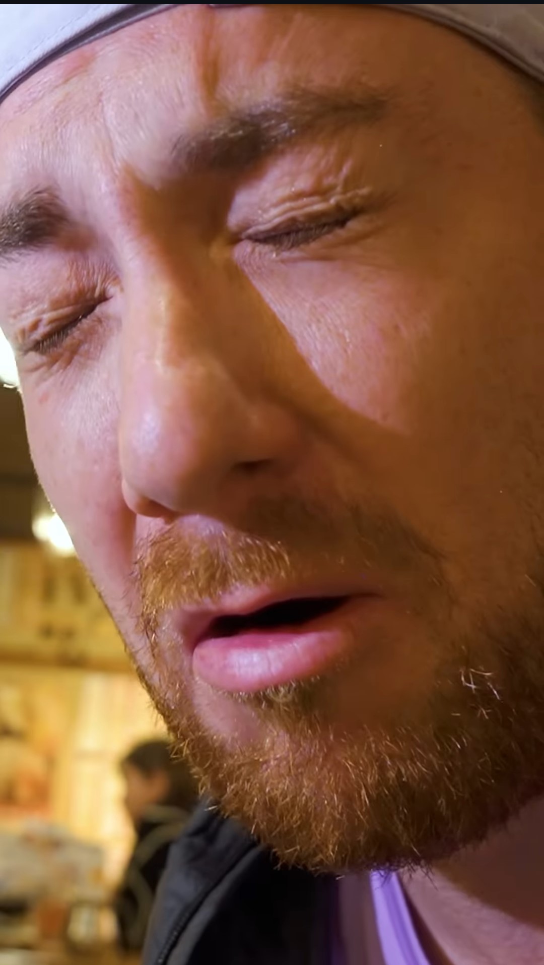 L'espressione facciale di Drew dopo aver mangiato la carne di squalo fermentata