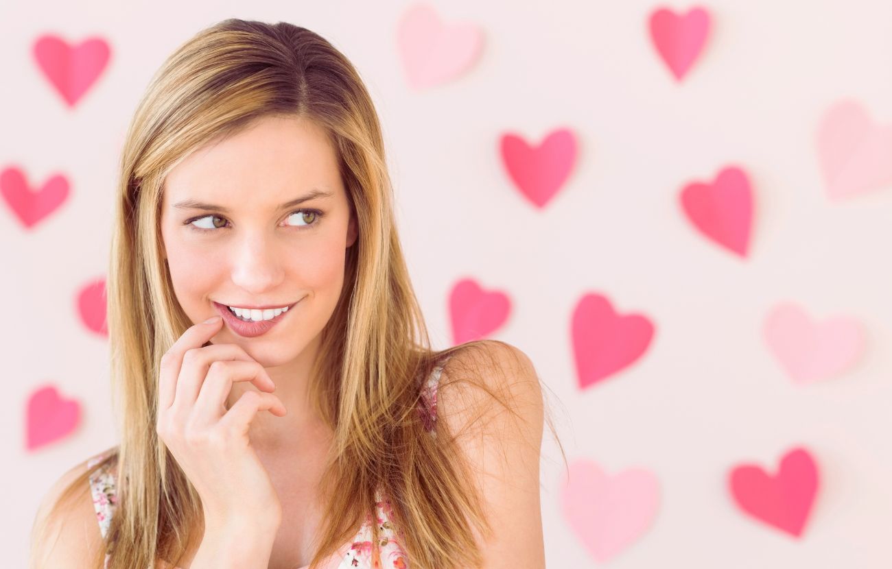 Mordersi le labbra non ha un significato unico: molto dipende dal contesto in cui avviene.