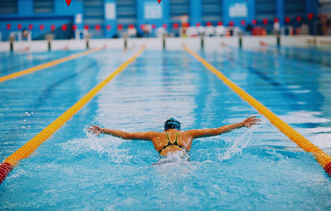 Il nuoto è realmente uno sport completo perché, oltre ad attivare quasi tutti i muscoli del corpo umano, fa bene sia al fisico che alla mente.