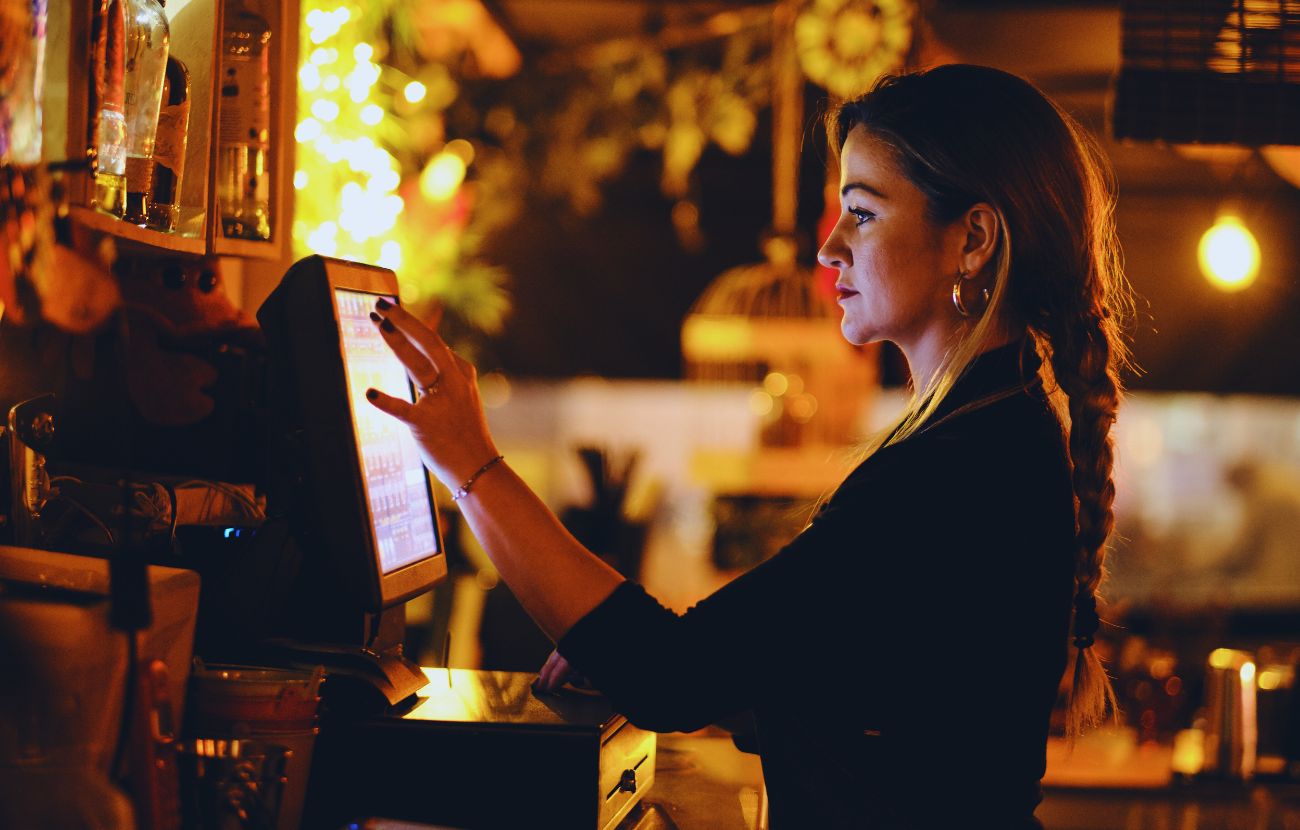 Sempre più ristoranti chiedono al cliente di andare a pagare direttamente in cassa, evitando di prendere alcuni rischi e favorendo il ricambio dei tavoli.