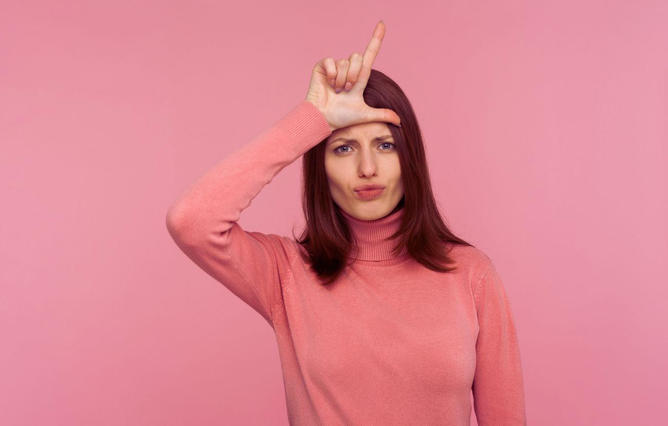 Le persone tossiche e passivo-aggressive usano spesso il sarcasmo e i complimenti 'velati' per prendere in giro il prossimo