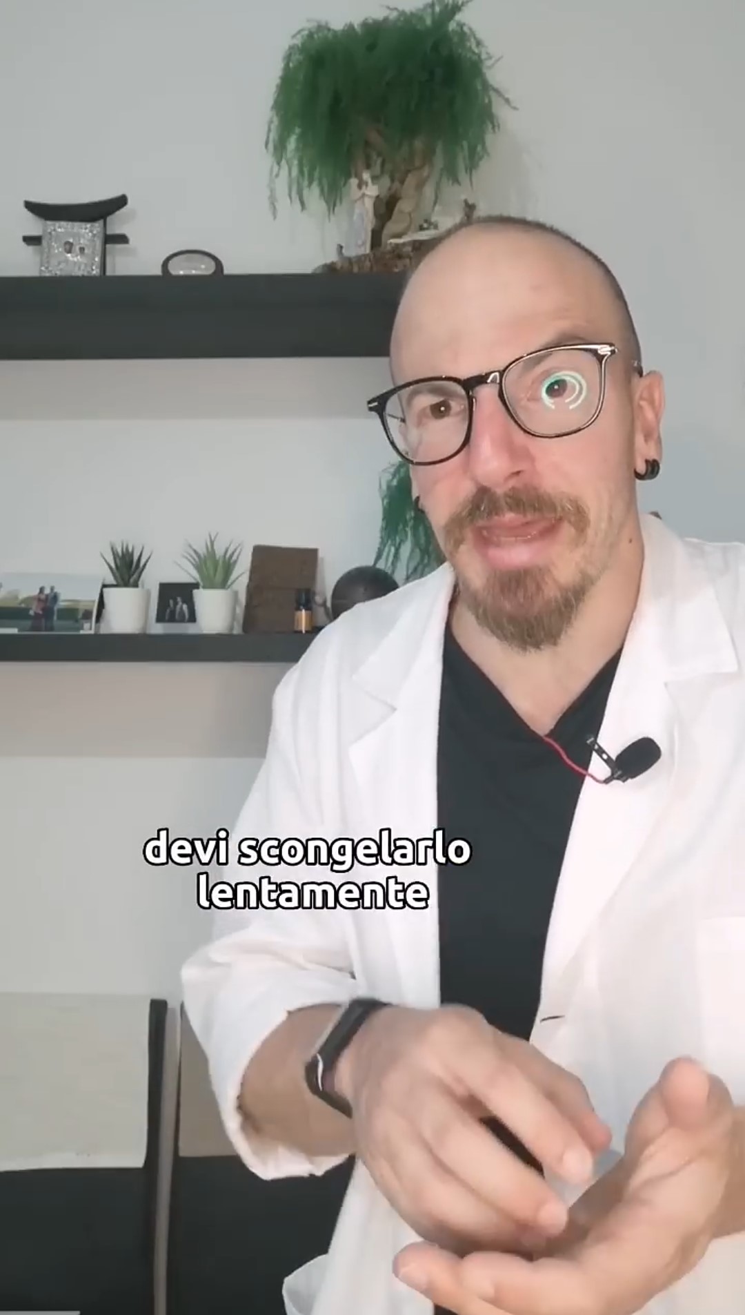 L'unico modo sicuro per scongelare il petto di pollo in sicurezza è farlo lentamente, dunque in frigorifero o a temperatura ambiente, assicurandosi di cuocerlo appena il ghiaccio si è totalmente sciolto