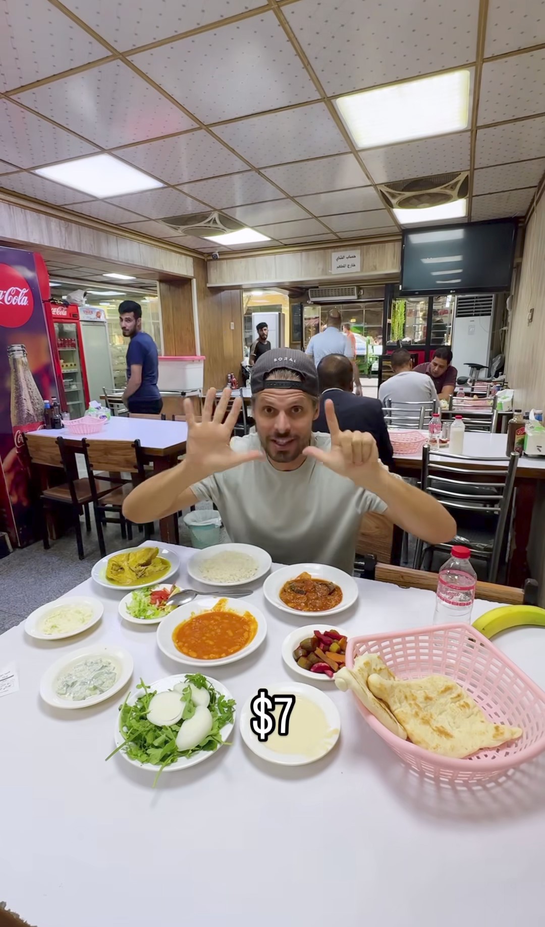 Un pranzo abbondante di cibo iracheno nel centro di Baghdad costa 7 dollari (6.80€), un prezzo più che ragionevole considerando la quantità di cibo sul tavolo