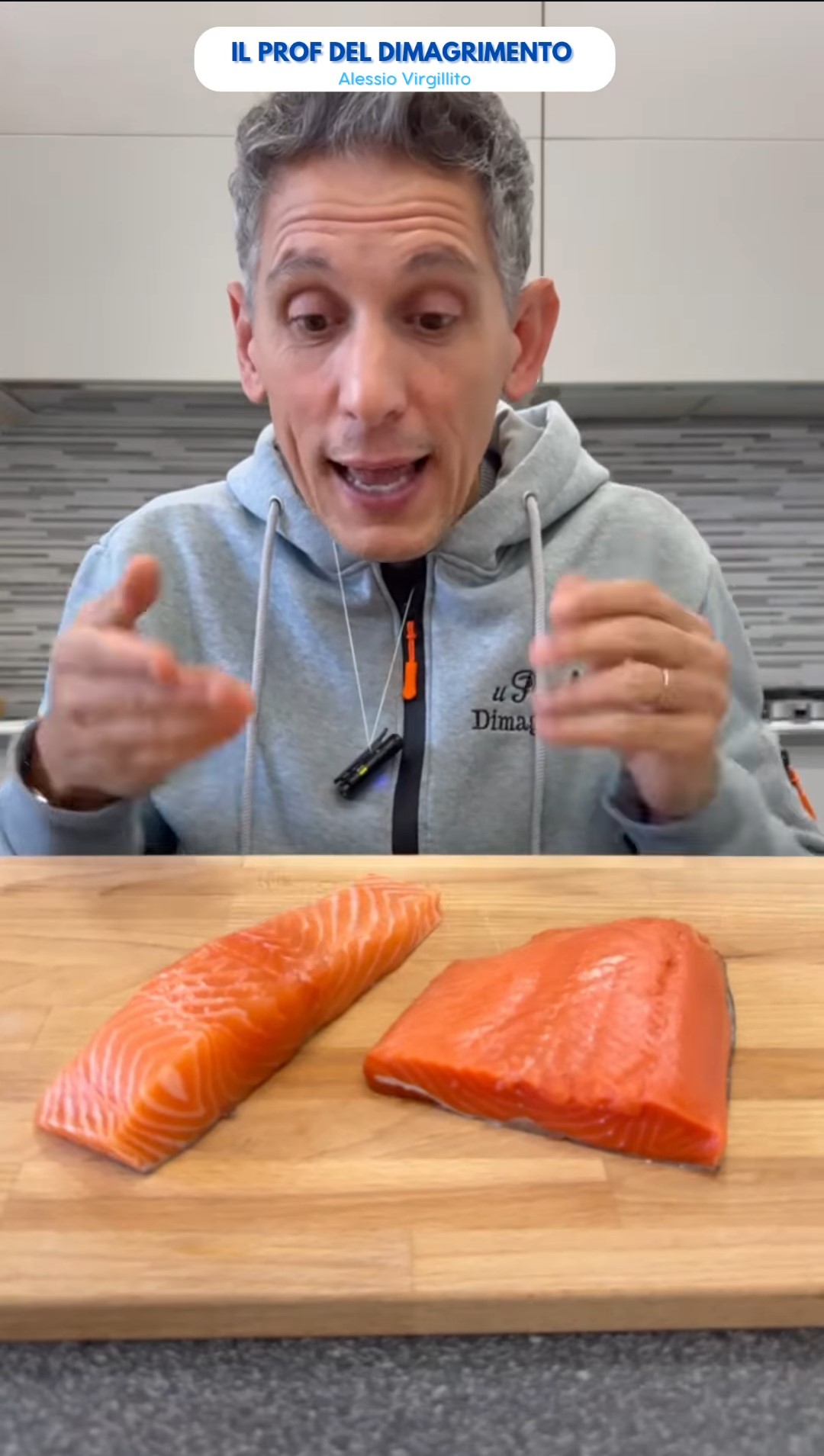 A sinistra del salmone di allevamento, a destra quello selvaggio