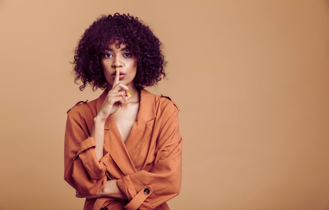 Le persone intelligenti sanno che il silenzio è d'oro, soprattutto in determinate situazioni scomode.