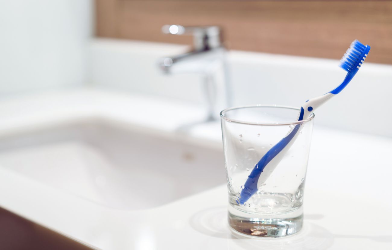 Un dentista ha sconsigliato di tenere lo spazzolino vicino al WC. Chi non ne potesse fare a meno, dovrebbe assicurarsi di abbassare la tavoletta quando scarica e di lavare spesso il bicchiere che lo contiene.