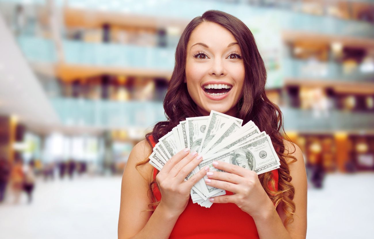 In estrema sintesi, non è felice chi ha tanti soldi da parte: è felice chi li spende per sé e soprattutto per gli altri.