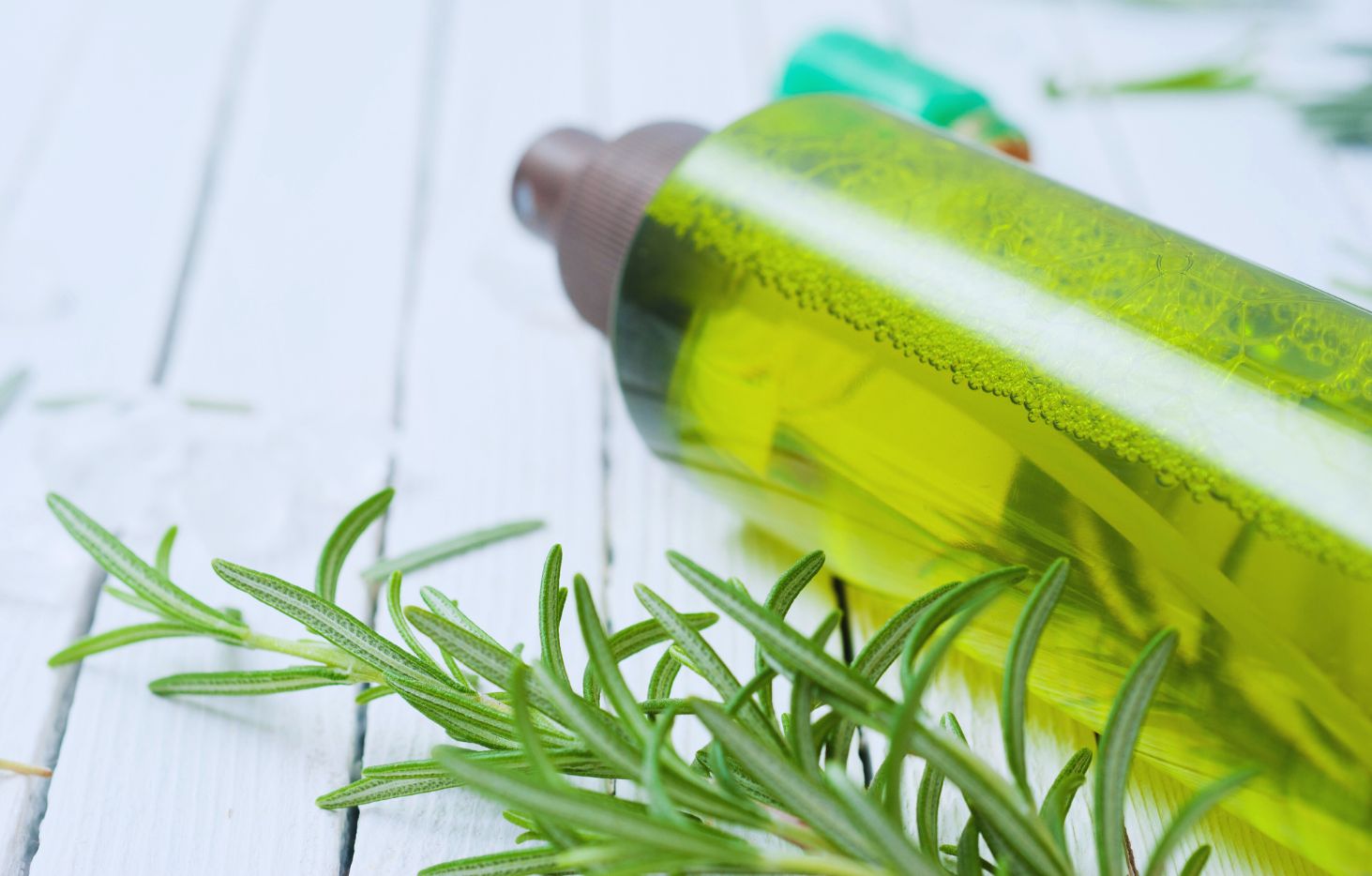 Uno spray con l'acqua in cui è bollito il rosmarino aiuta a coprire in maniera del tutto naturale odori tipici di una casa vissuta