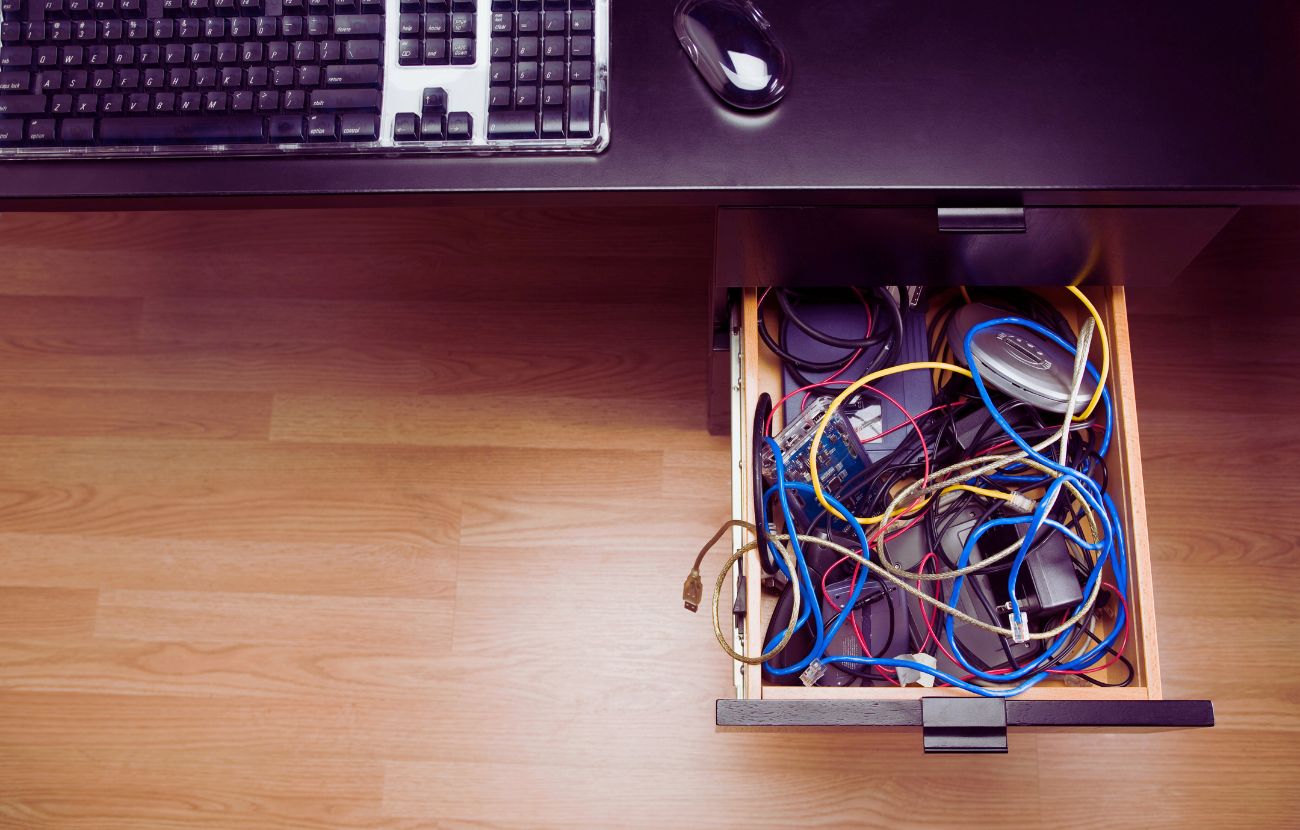 Milioni di italiani hanno in casa un cassetto con vecchi cavi, caricabatterie, lettori mp3 e tecnologia obsoleta.