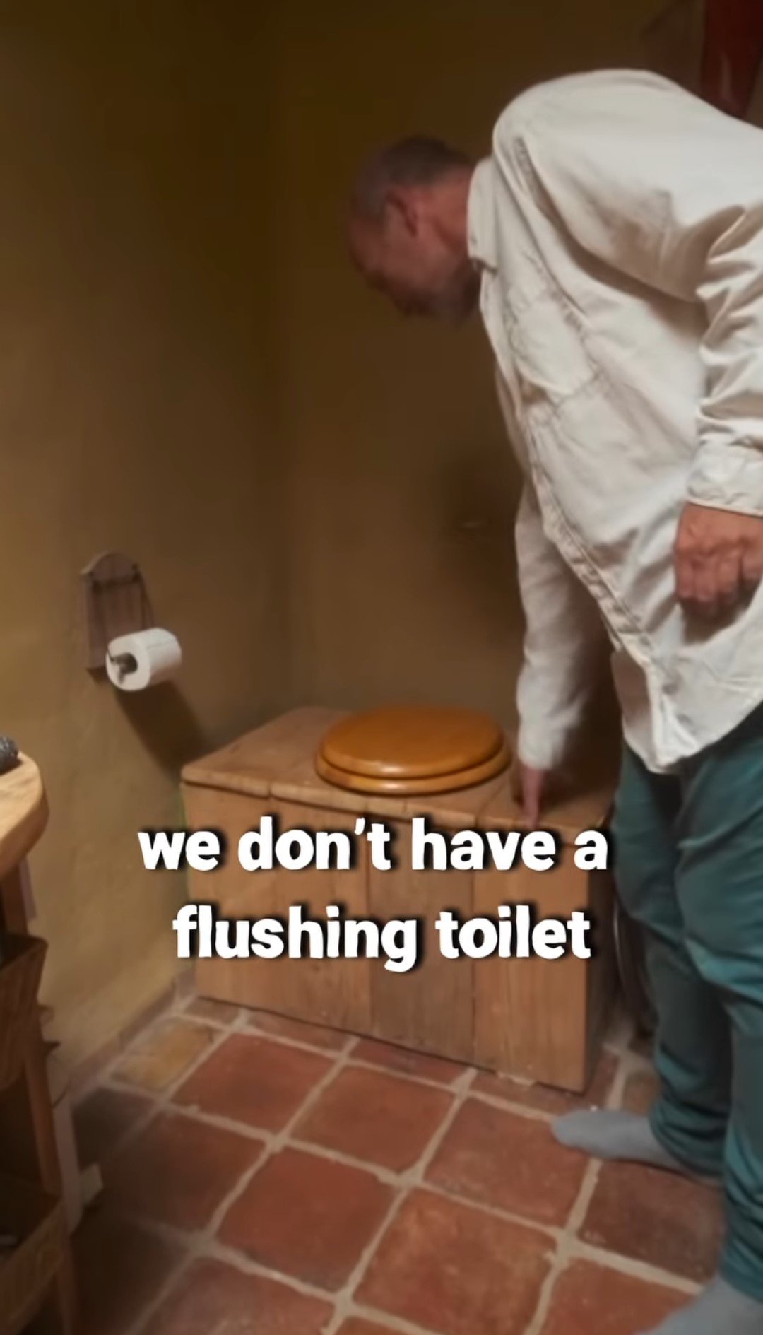 L'uomo ha spiegato di vivere senza un WC che scarica acqua: usa segatura e altri materiali naturali, trasformando le deiezioni in compost.