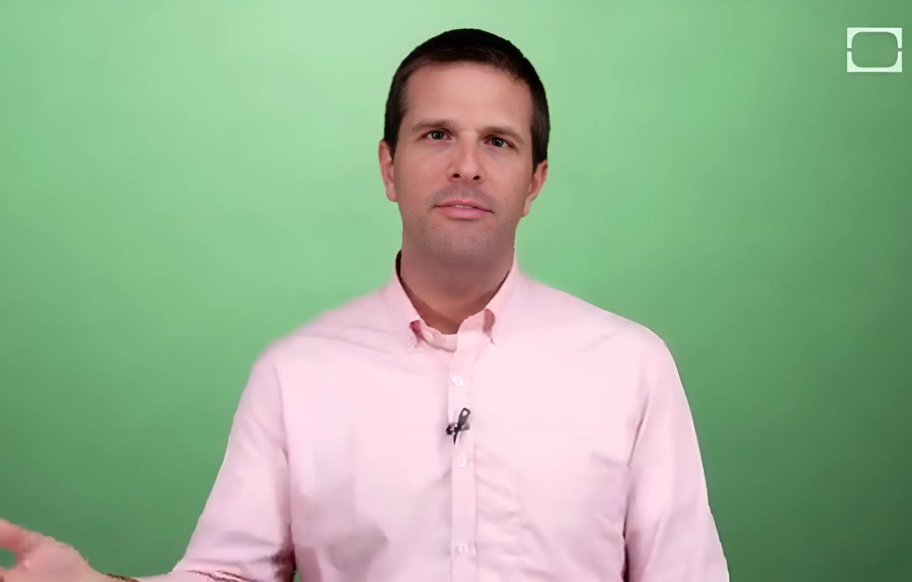 Josh Clark, sul suo canale YouTube, ha dedicato un video al tema della 'scadenza' dell'acqua in bottiglia.