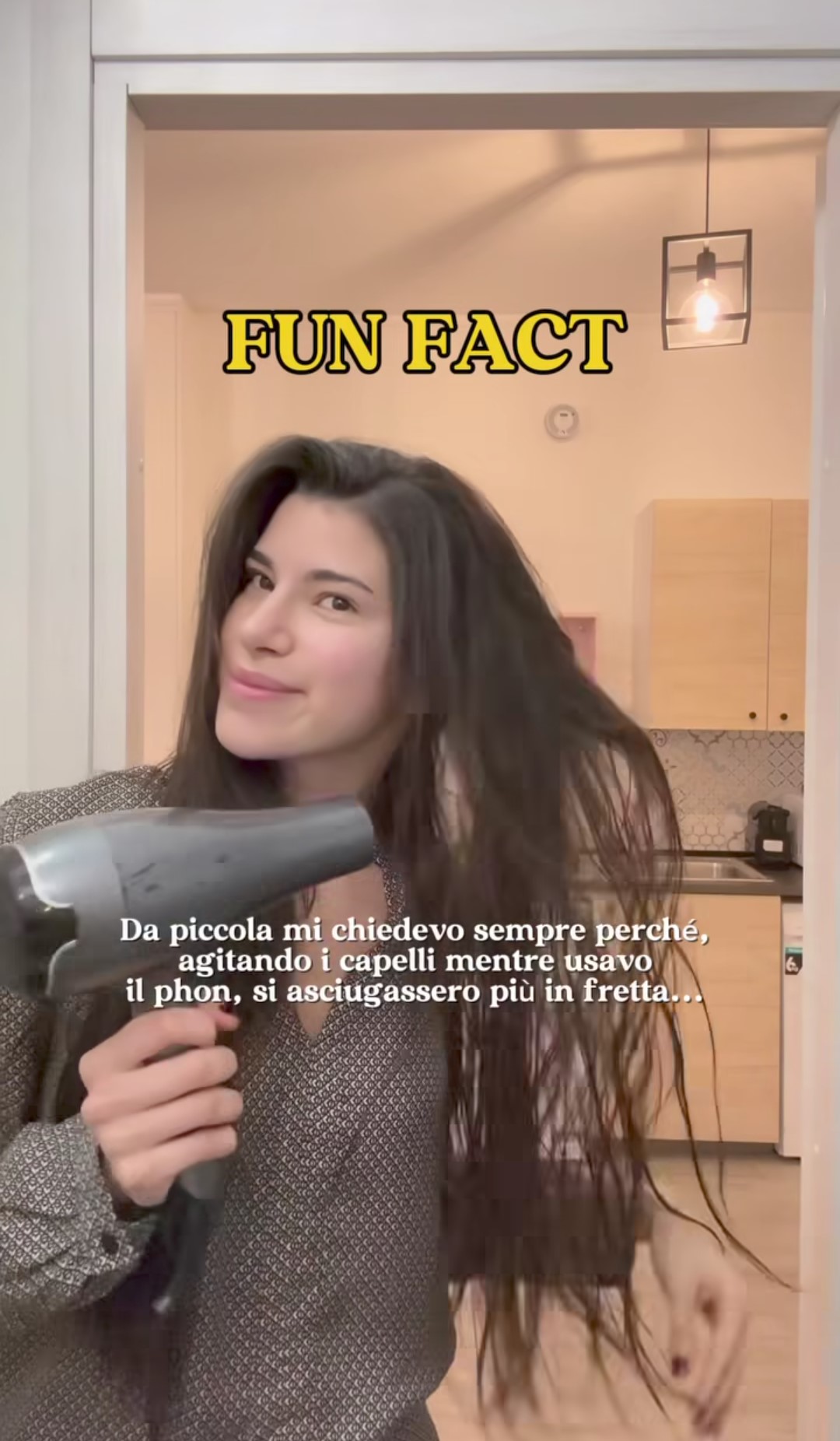 La content creator ha spiegato che agitare il phon serve davvero ad asciugare i capelli più velocemente