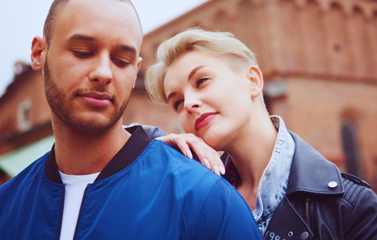 Essere attratti da un'altra persona mentre si è impegnati sentimentalmente non è necessariamente una cosa negativa.