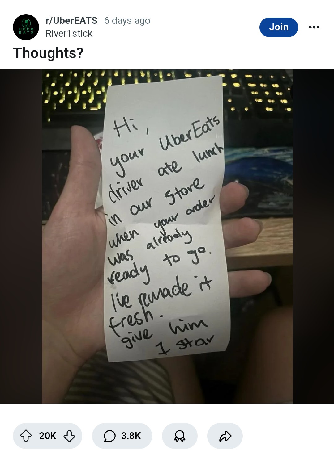 Il bigliettino che il ristorante ha lasciato per il cliente, segnalando che il rider aveva mangiato il suo pranzo e, per questo, glielo hanno ripreparato.