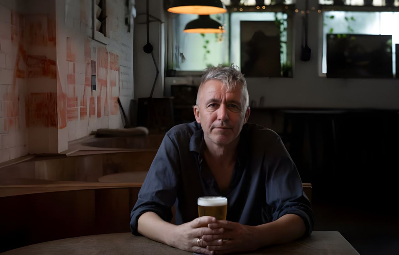 Peter Lalor è un giornalista australiano che, durante in viaggio in Regno Unito, ha pagato una birra l'equivalente di 66.000€ per un errore con il POS.