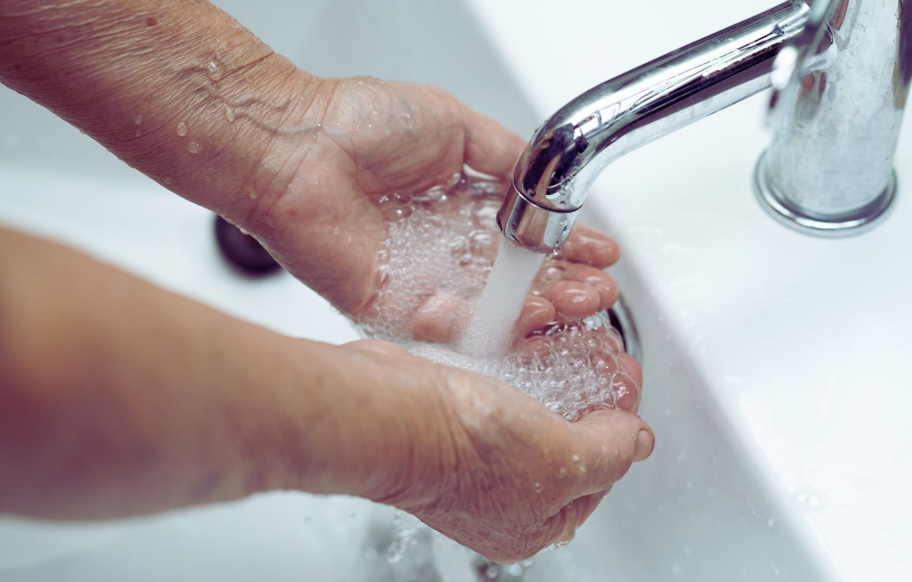Alcune persone lavano le mani decine di volte al giorno