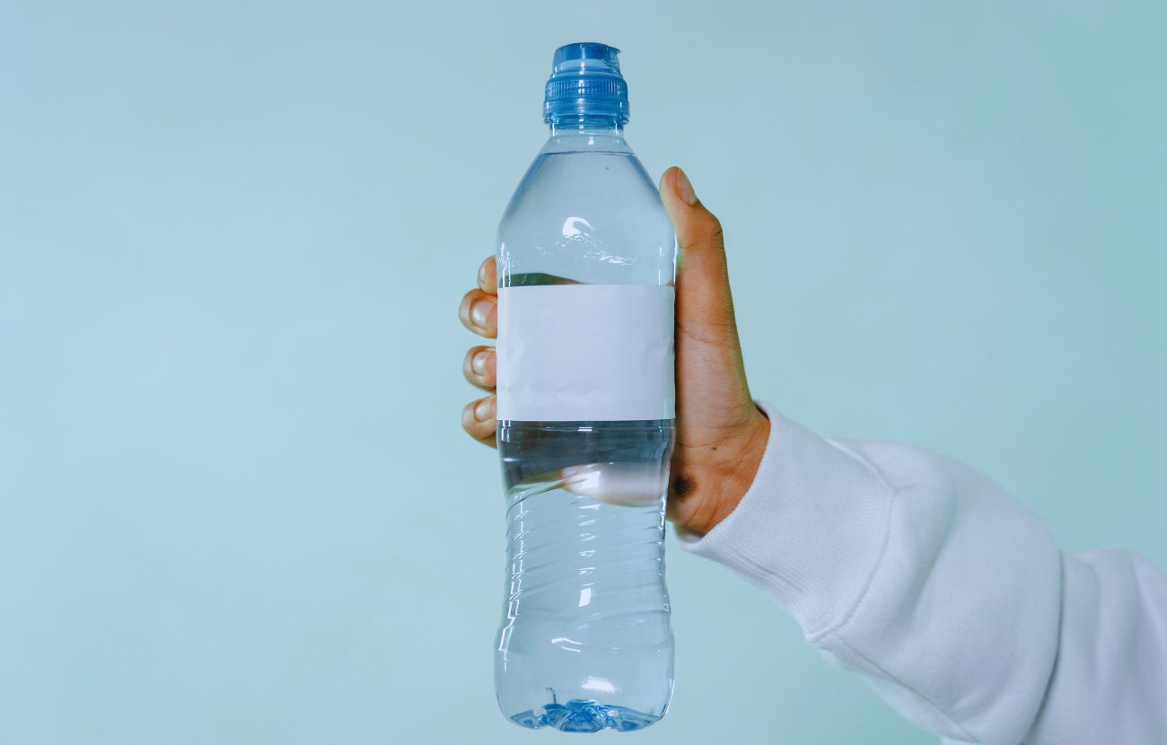 Sebbene la passeggera non lo abbia specificato, è probabile che fosse una bottiglia d'acqua in plastica da 2 litri oppure una grossa borraccia.